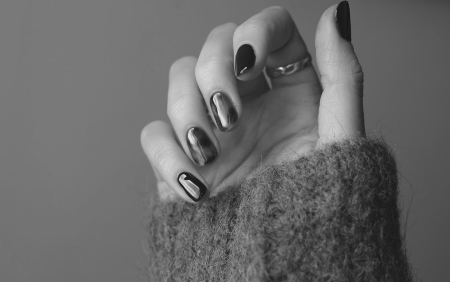 Création nail art collaborative avec motifs floraux